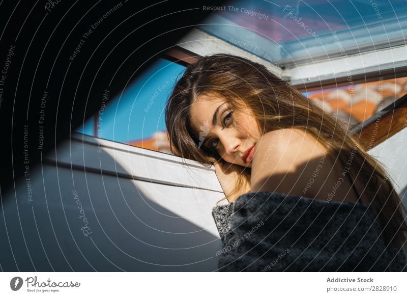 Charmante Frau, die im Fenster posiert. genießen Beautyfotografie träumen Sonnenlicht Morgen Menschliches Gesicht Model sensitiv wunderbar natürlich