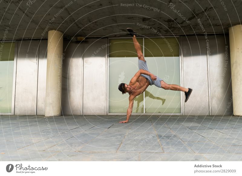 Hemdloser Mann im Handstand auf der Straße üben Stadt Fitness Gleichgewicht Sport Freiheit Ausdauer stehen Pose Kraft positive Seite Energie stark Athlet lässig