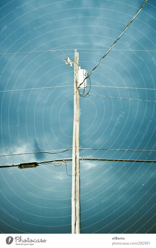 Elektrischer Himmel Technik & Technologie Telekommunikation Energiewirtschaft Luft Wolken Nachthimmel Holz Stahl ästhetisch blau grün türkis Zufriedenheit