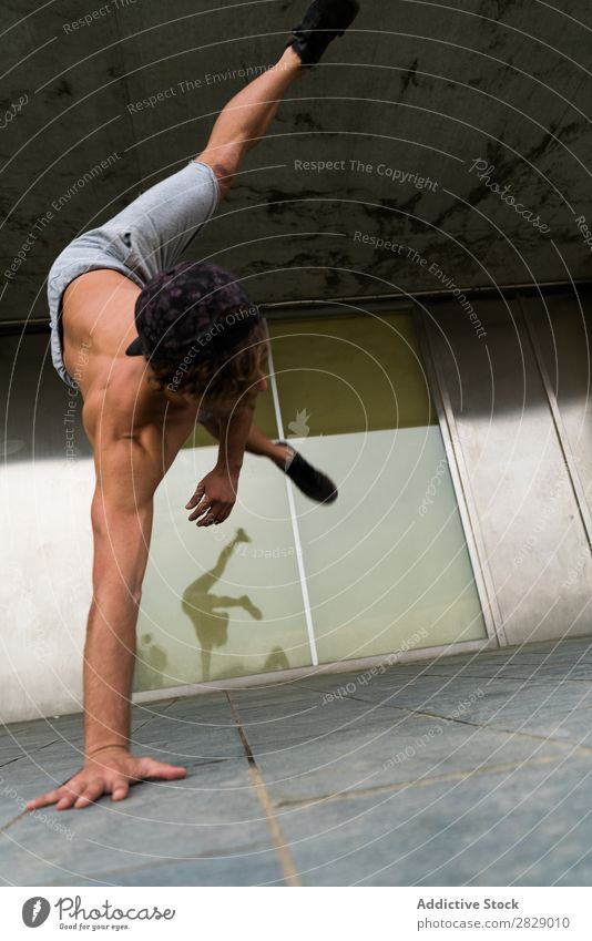 Hemdloser Mann im Handstand auf der Straße üben Stadt Fitness Gleichgewicht Sport Freiheit Ausdauer stehen Pose Kraft positive Seite Energie stark Athlet lässig