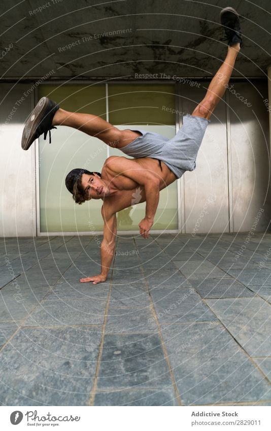 Hemdloser Mann im Handstand auf der Straße üben Stadt Fitness Gleichgewicht Sport Freiheit Ausdauer stehen Pose Kraft positive Seite Energie stark Athlet lässig