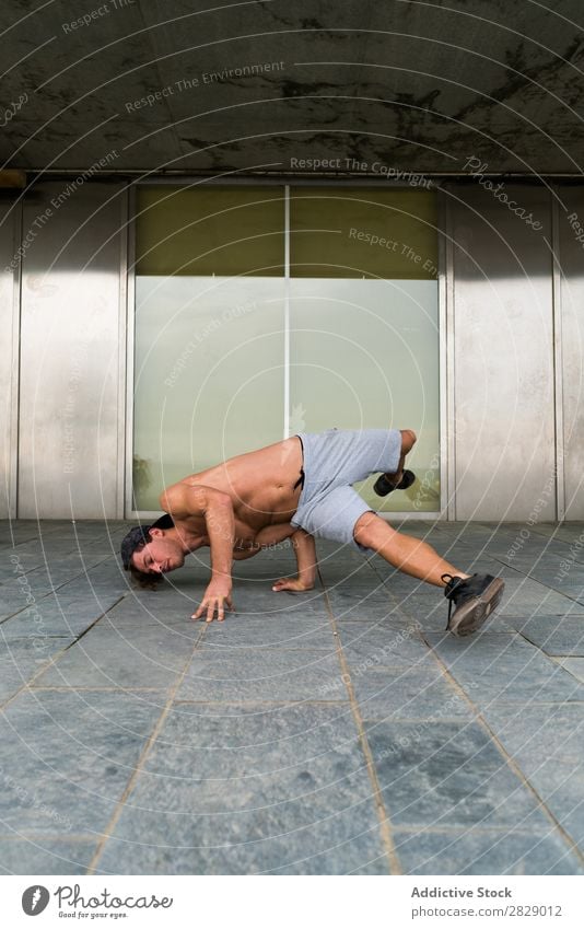 Hemdloser Mann im Handstand auf der Straße üben Stadt Fitness Gleichgewicht Sport Freiheit Ausdauer stehen Pose Kraft positive Seite Energie stark Athlet lässig