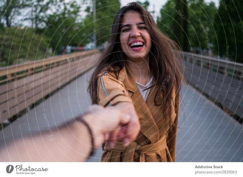 Folgt mir im Park Frau mir folgen Halt Natur Ferien & Urlaub & Reisen schön Glück Abenteuer lässig Jugendliche laufen Unbekümmertheit Zufriedenheit brünett