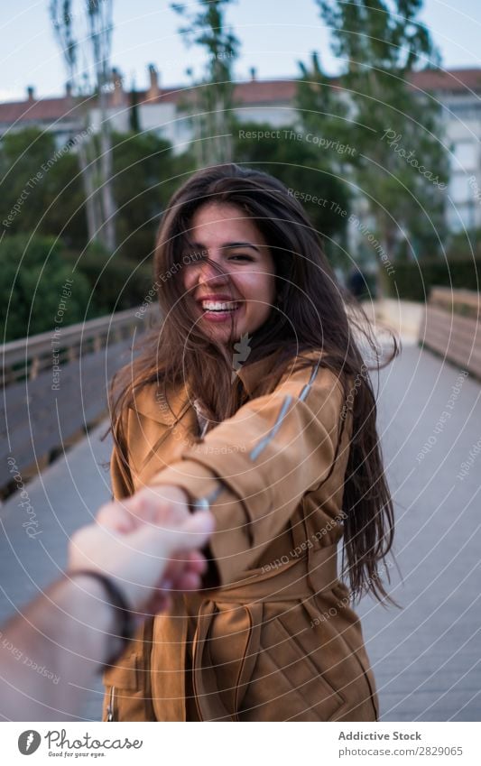 Folgt mir im Park Frau mir folgen Halt Natur Ferien & Urlaub & Reisen schön Glück Abenteuer lässig Jugendliche laufen Unbekümmertheit Zufriedenheit brünett