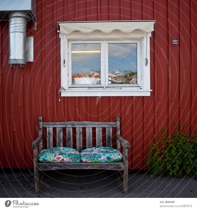 Schwedenrot Ferien & Urlaub & Reisen Häusliches Leben Haus Dorf Fischerdorf Kleinstadt Menschenleer Hütte Fenster Erholung sitzen träumen Farbfoto Außenaufnahme