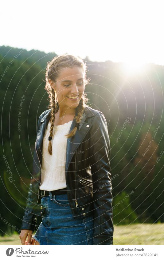 Hübsche Frau auf der Wiese heiter hübsch lässig schön Beautyfotografie Glück Natur Sommer Mädchen Mensch Jugendliche grün attraktiv Gras Porträt Lächeln Feld