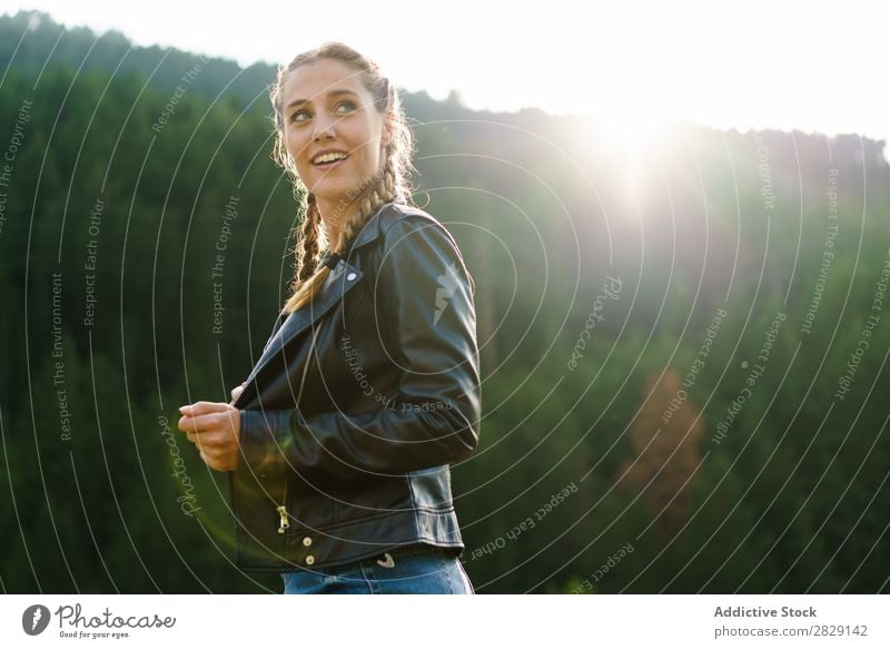 Hübsche Frau auf der Wiese heiter hübsch lässig schön Beautyfotografie Glück Natur Sommer Mädchen Mensch Jugendliche grün attraktiv Gras Porträt Lächeln Feld