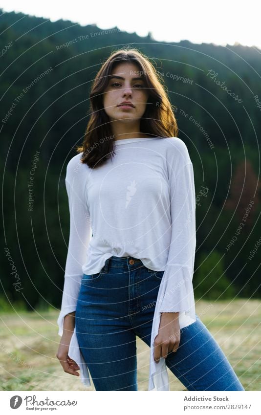 Hübsches Mädchen in der Natur Frau hübsch genießen lässig stehen Blick in die Kamera Porträt Jugendliche schön Model niedlich Wiese Gras Beautyfotografie