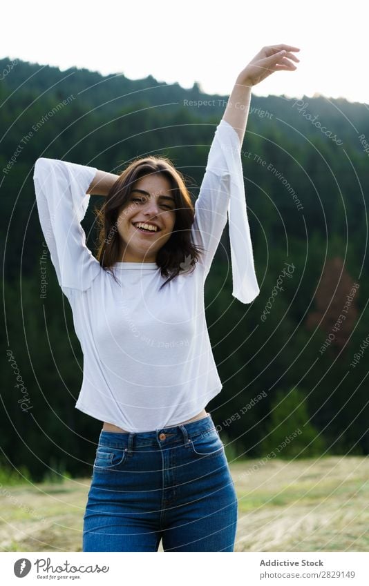 Hübsches Mädchen in der Natur Frau hübsch genießen lässig stehen Blick in die Kamera Porträt Jugendliche schön Model niedlich Wiese Gras Beautyfotografie