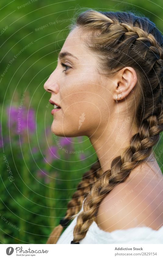 Hübsches Mädchen in der Natur Frau hübsch genießen lässig stehen Porträt Jugendliche schön Model niedlich Wiese Gras Beautyfotografie attraktiv natürlich Mensch