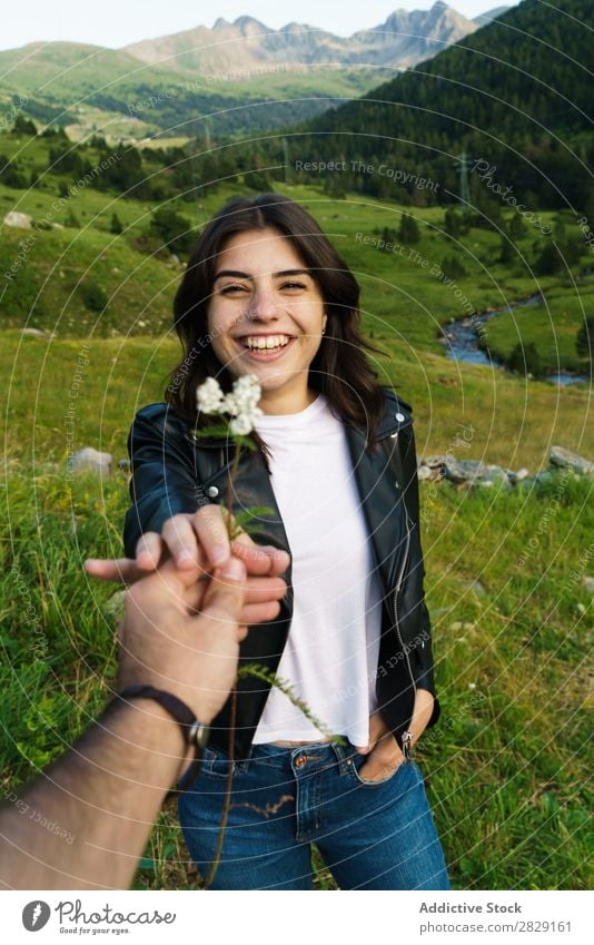 Person, die dem Menschen Blumen schenkt Frau Wiese Feld Hand Fotograf Sommer Natur Mädchen Jugendliche schön Glück Beautyfotografie grün Freude Frühling