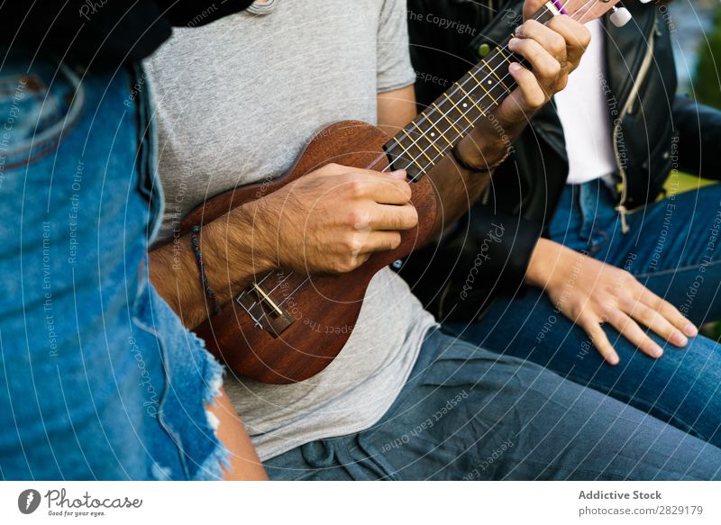 Getreidefreunde, die in der Natur singen. Frau Mann Musik Ukulele schön Glück Jugendliche hören verrichtend Freude Musiker Instrument Sommer Gitarre