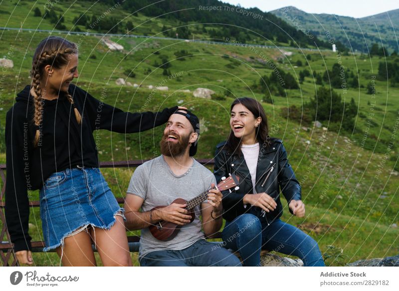 Freunde singen in der Natur Frau Mann Musik Ukulele schön Glück Jugendliche hören verrichtend Freude Musiker Instrument Sommer Gitarre Beautyfotografie hübsch