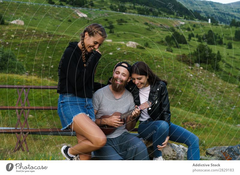 Freunde singen in der Natur Frau Mann Musik Ukulele schön Glück Jugendliche hören verrichtend Freude Musiker Instrument Sommer Gitarre Beautyfotografie hübsch