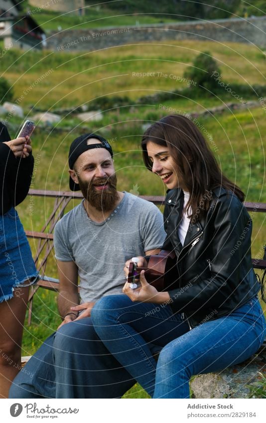 Freunde singen in der Natur Frau Mann Musik Ukulele schön Glück Jugendliche hören verrichtend Freude Musiker Instrument Sommer Gitarre Beautyfotografie hübsch