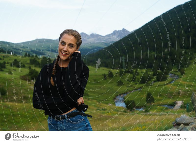 Hübsches Mädchen in der Natur Frau hübsch genießen lässig stehen Blick in die Kamera Porträt Jugendliche schön Model niedlich Wiese Gras Beautyfotografie