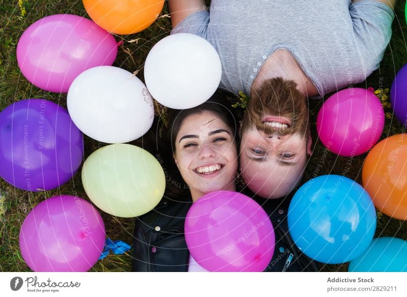 Ein Paar hat Spaß in Ballons. Frau Mann Zusammensein Deckfläche Lächeln Liebe Natur Freundschaft Mensch hübsch gutaussehend bärtig Körperhaltung Freiheit Freude