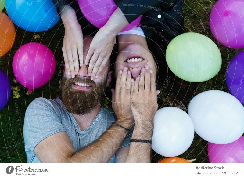 Paar in Ballons, die die Augen bedecken. Frau Mann Zusammensein Deckfläche Lächeln Liebe Natur Freundschaft Mensch hübsch gutaussehend bärtig Körperhaltung