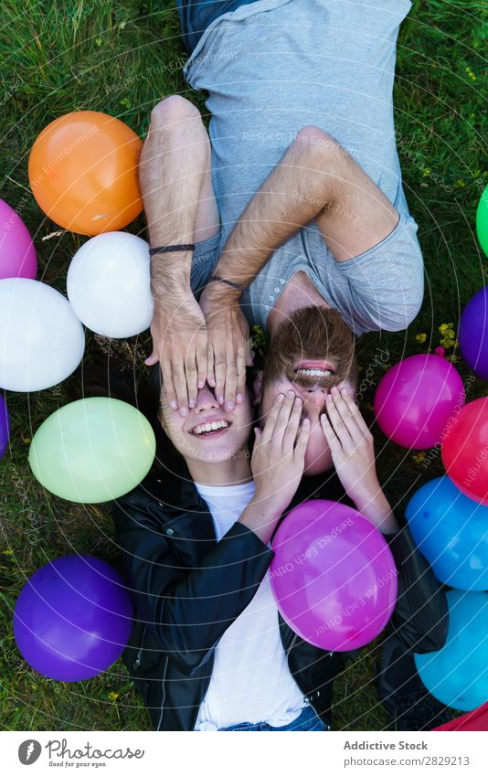 Paar in Ballons, die die Augen bedecken. Frau Mann Zusammensein Deckfläche Lächeln Liebe Natur Freundschaft Mensch hübsch gutaussehend bärtig Körperhaltung