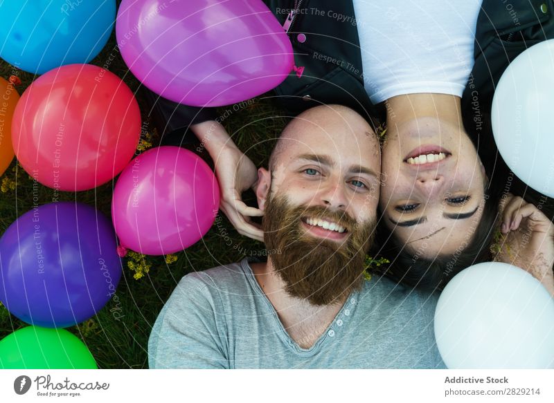 Ein Paar hat Spaß in Ballons. Frau Mann Zusammensein Deckfläche Lächeln Liebe Natur Freundschaft Mensch hübsch gutaussehend bärtig Körperhaltung Freiheit Freude