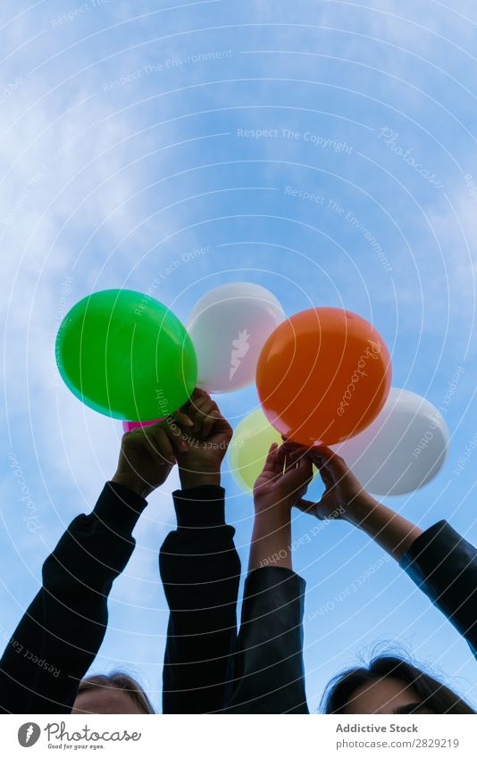 Schneiden Sie Frauen, die Ballons aufwerfen. Natur Freundschaft Zusammensein Mensch kotzend Hände hoch hübsch Körperhaltung Freiheit Freude schön