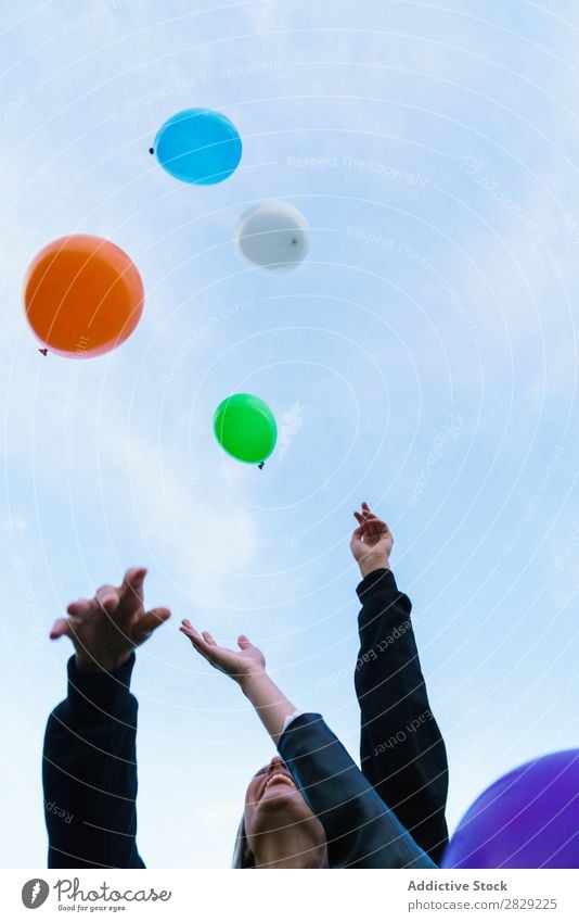 Schneiden Sie Frauen, die Ballons aufwerfen. Natur Freundschaft Zusammensein Mensch kotzend Hände hoch hübsch Körperhaltung Freiheit Freude schön