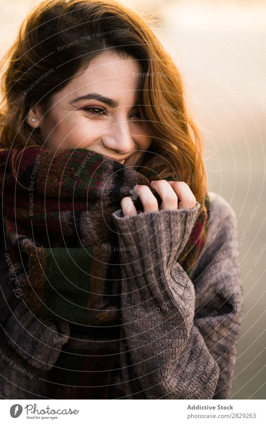 Fröhliche Frau mit warmem Pullover heiter Lächeln Glück Jugendliche Behaarung schön Mädchen attraktiv selbstbewußt hübsch Mensch brünett Mode lässig elegant