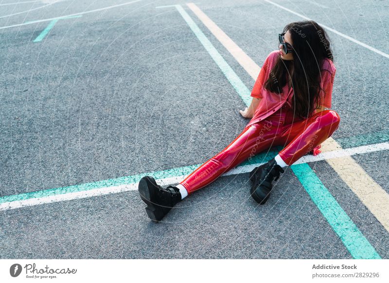 Frau auf dem Spielplatz sitzend Stil Straße Stadt Körperhaltung Sonnenbrille Porträt attraktiv Beautyfotografie trendy Lifestyle hübsch Mode Jugendliche Model