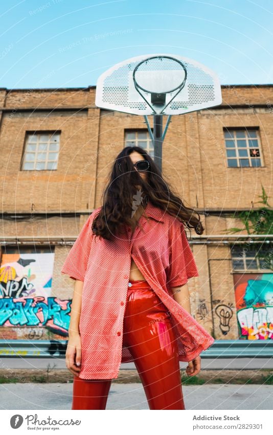 Frau, die auf dem Spielplatz steht. Stil Straße Stadt Körperhaltung Porträt attraktiv Beautyfotografie trendy Lifestyle hübsch Mode Jugendliche Model schön Dame