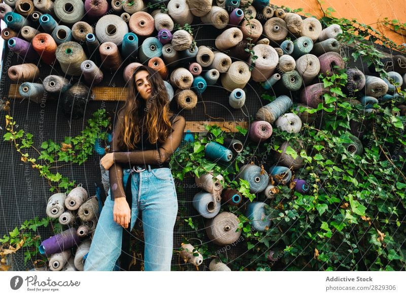 Frau an der Wand mit Rollen Stil Straße Pflanze Walze Sträucher Stadt Körperhaltung Porträt attraktiv Beautyfotografie trendy Lifestyle hübsch Mode Jugendliche