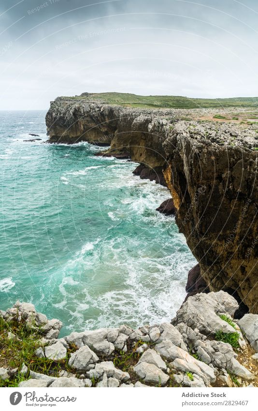 Blick auf die Klippe am Meer blau Wasser Felsen Natur Landschaft Küste Ferien & Urlaub & Reisen Strand winken Aussicht schön groß Meereslandschaft Stein