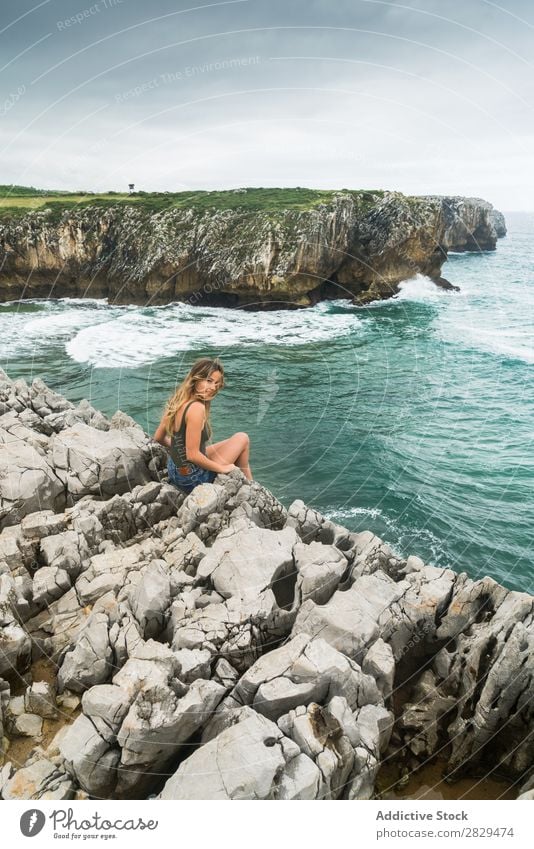 Frau sitzt am Rande des Felsens. Klippe Meer sitzen schön Sommer Natur Ferien & Urlaub & Reisen Wasser Landschaft Jugendliche blau Lifestyle Freiheit wandern