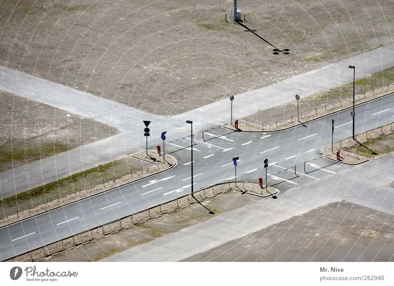 Ölkrise Schönes Wetter Stadt Verkehrswege Straße Straßenkreuzung Wege & Pfade Wegkreuzung Verkehrszeichen Verkehrsschild Zukunft Schranke Asphalt