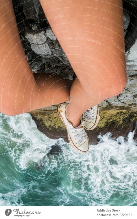 Frau sitzt am Rande des Felsens. Klippe Meer sitzen Beine schön Sommer Natur Ferien & Urlaub & Reisen Wasser Landschaft Jugendliche blau Lifestyle Freiheit