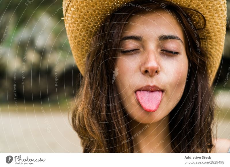 Lustiges Mädchen mit geschlossenen Augen am Strand Frau genießen Natur romantisch Körperhaltung träumen Augen geschlossen Jugendliche zart Sommer Model