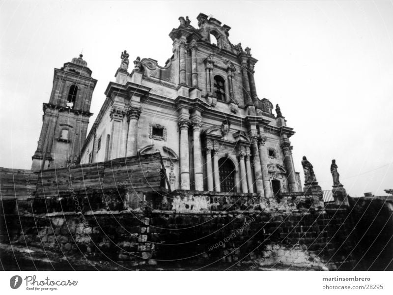 Geisterkirche baufällig Sizilien Weitwinkel Regen Romantik Italien Froschperspektive dunkel verfallen Gotteshäuser alter Dom Schwarzweißfoto Kontrast