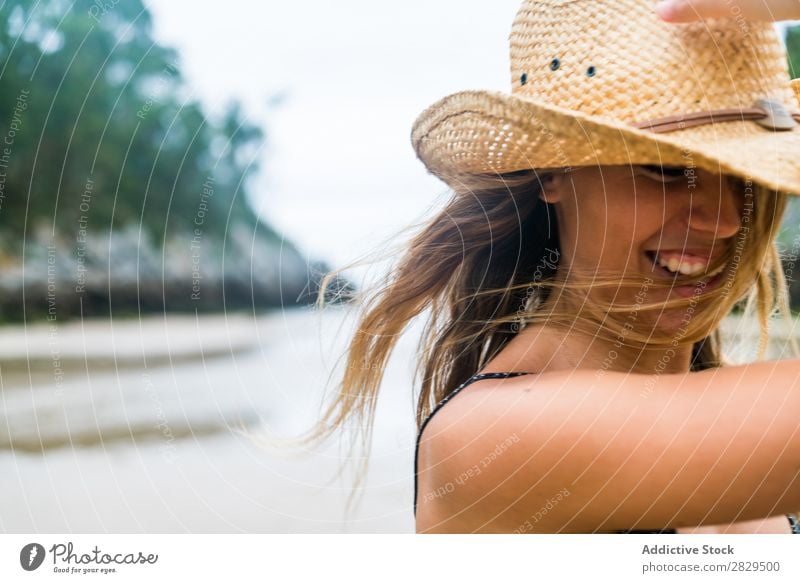 Mädchen mit Hut, das am Strand posiert. Frau Körperhaltung Stil Ferien & Urlaub & Reisen Beautyfotografie Jugendliche Sommer Model Meer Porträt Reisender Küste