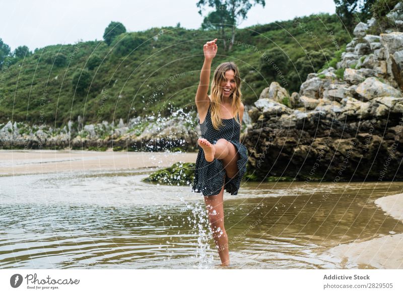 Fröhliches Mädchen, das im Wasser spielt. Frau Strand Spaß haben Geplätscher Natur Fröhlichkeit heiter Ferien & Urlaub & Reisen Sommer Felsen tropisch Spielen