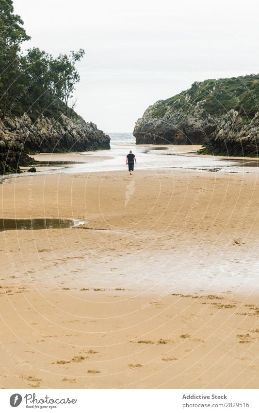 Wanderer in der Sandbucht Mensch Bucht Strand ruhig Sommer tropisch abgelegen Aussicht Landschaft Küste Meereslandschaft Natur Felsen Promenade Tourismus laufen