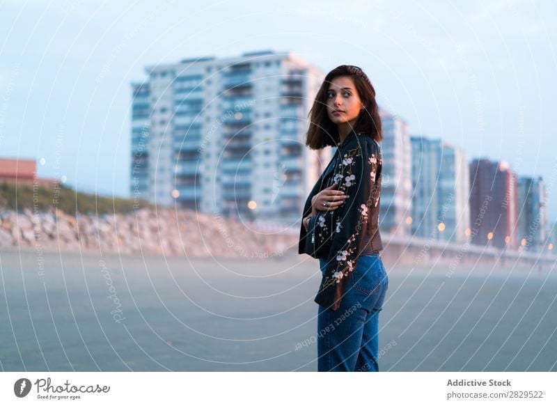 Mädchen posiert im Sonnenuntergang Frau Strand selbstbewußt Porträt Stil feminin natürlich Körperhaltung Kurze Haare brünett Beautyfotografie