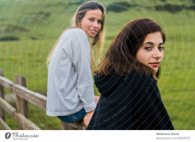 Frauen, die auf der Alm sitzen Wiese Geländer Erholung Berge u. Gebirge Kuh Weide Natur Feld Mädchen Gras schön Jugendliche grün Frühling Mensch Fröhlichkeit