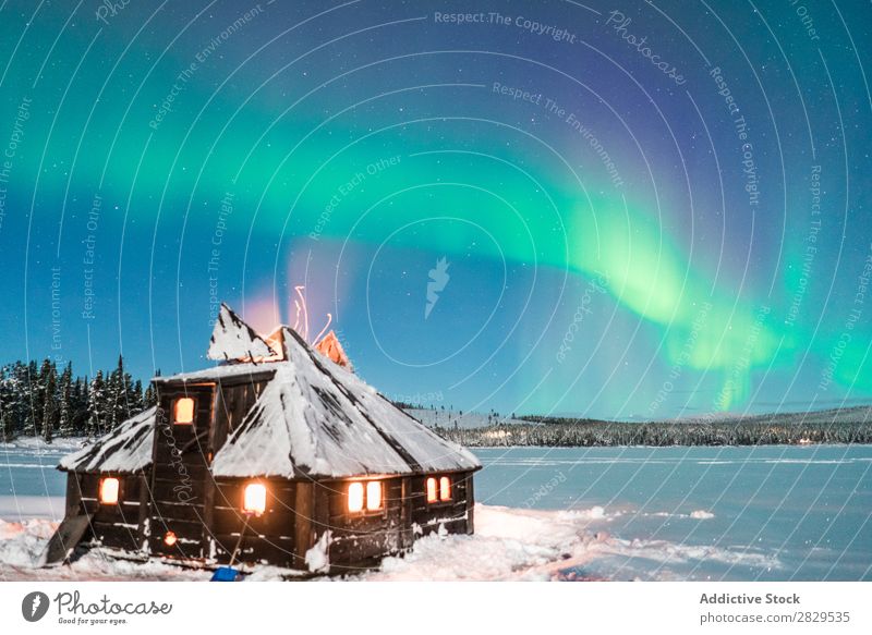 Haus bei Nacht mit Polarlicht Winter Natur kalt Norden bedeckt Licht sternenklar Schnee Jahreszeiten weiß Landschaft Eis Frost Ferien & Urlaub & Reisen Wald