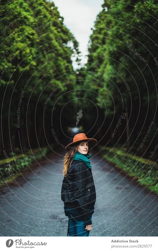 Frau mit Kamera im Wald Fotograf grün Natur Fotokamera Hut hübsch Jugendliche Straße Asphalt Lächeln Umwelt Blick in die Kamera natürlich Jahreszeiten Pflanze