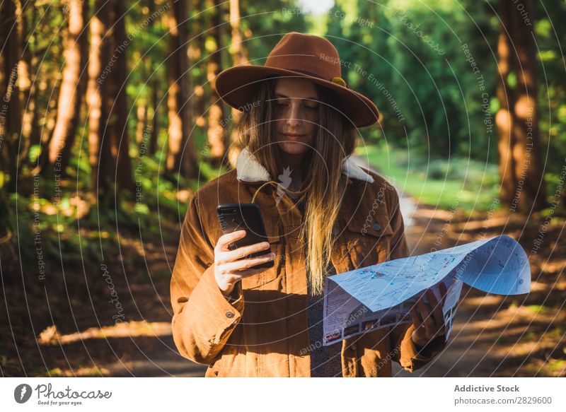 Frau mit Karte im Wald Außenaufnahme Landschaft Blatt verirrt Farbe Pflanze Tag natürlich Tourist wild schön Jahreszeiten frisch Frühling mehrfarbig