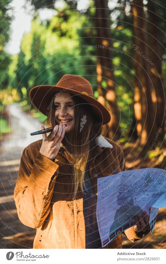 Frau mit Karte im Wald Außenaufnahme Landschaft Blatt verirrt Farbe Pflanze Tag natürlich Tourist wild schön Jahreszeiten frisch Frühling mehrfarbig