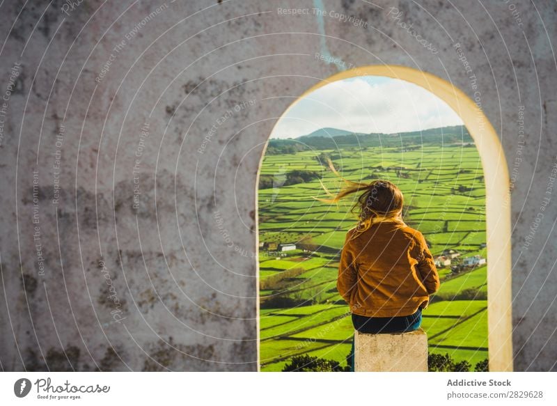 Frau im Bogen mit Blick auf das Feld Gebäude grün Natur Wiese Frühling Sommer Gras Landschaft Landwirtschaft ländlich Sonnenlicht Bauernhof schön Rasen Umwelt