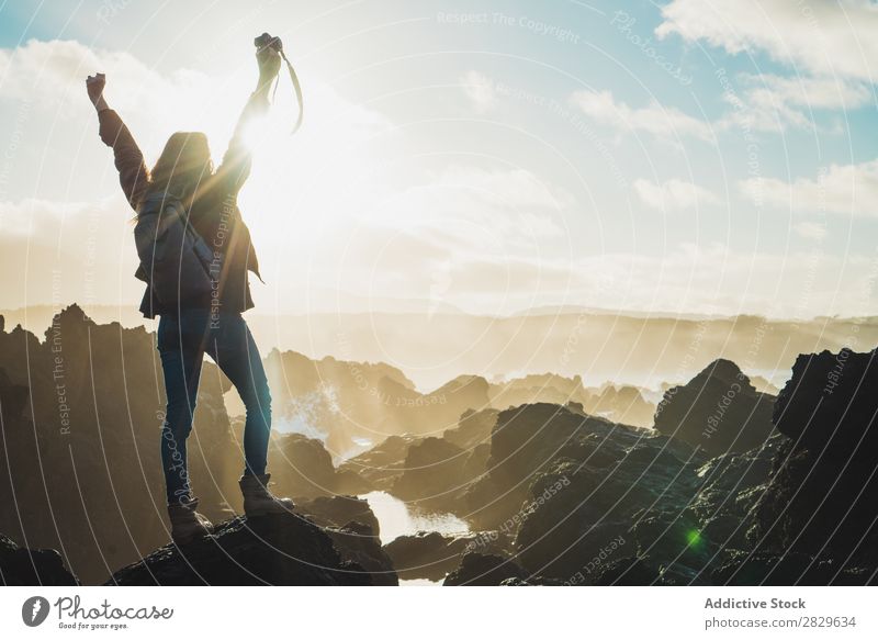 Frau mit Kamera auf der Klippe Tourist Felsen Landschaft Berge u. Gebirge Ferien & Urlaub & Reisen Natur Tourismus Stein Aussicht Fotograf Fotokamera Abenteuer