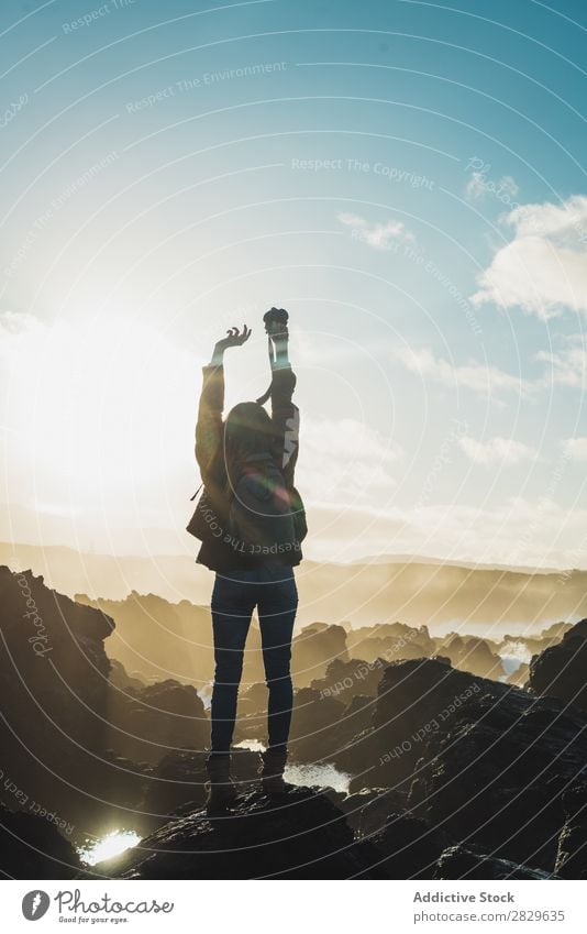 Frau mit Kamera auf der Klippe Tourist Felsen Landschaft Berge u. Gebirge Ferien & Urlaub & Reisen Natur Tourismus Stein Aussicht Fotograf Fotokamera Abenteuer