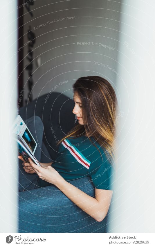 Mädchen lesen Magazin hinter dem Fenster Frau Kälte Zeitschrift Wohnung durch Glas Zufriedenheit Pose Idylle Körperhaltung Erholung Innenarchitektur Genuss