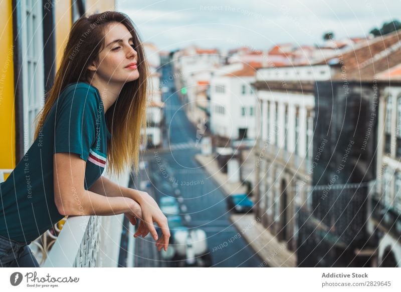 Charmante Brünette auf dem Balkon im Stadtbild Frau träumen Skyline Fürsorge romantisch besinnlich Ferien & Urlaub & Reisen Beautyfotografie lässig Denken